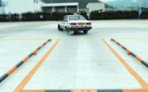 �{У��?y��)P(y��ng)��